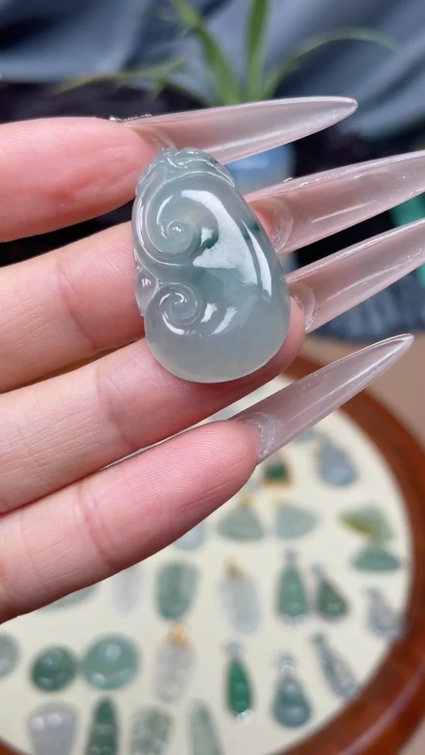 翡翠未镶嵌颈饰如意