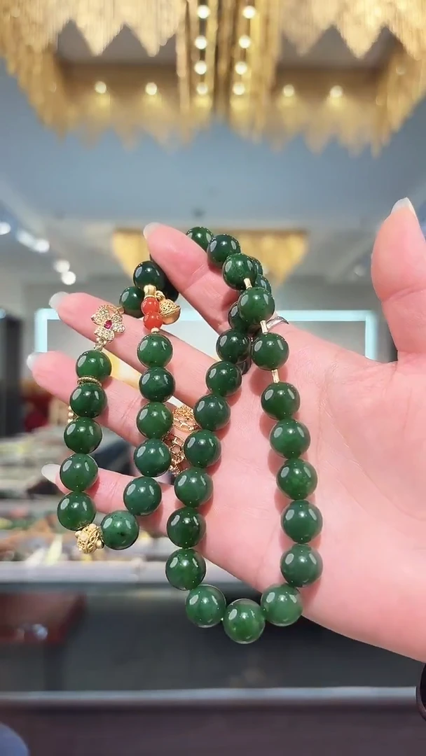 颈饰未镶嵌和田玉项链给一对耳饰