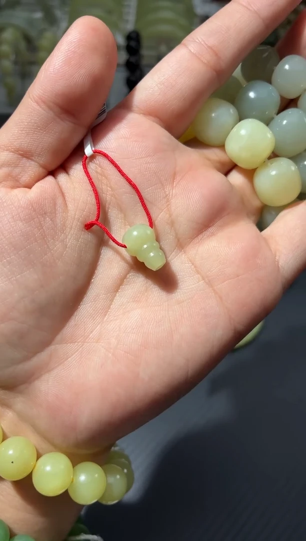 颈饰未镶嵌和田玉若羌黄口三通吊坠微色差