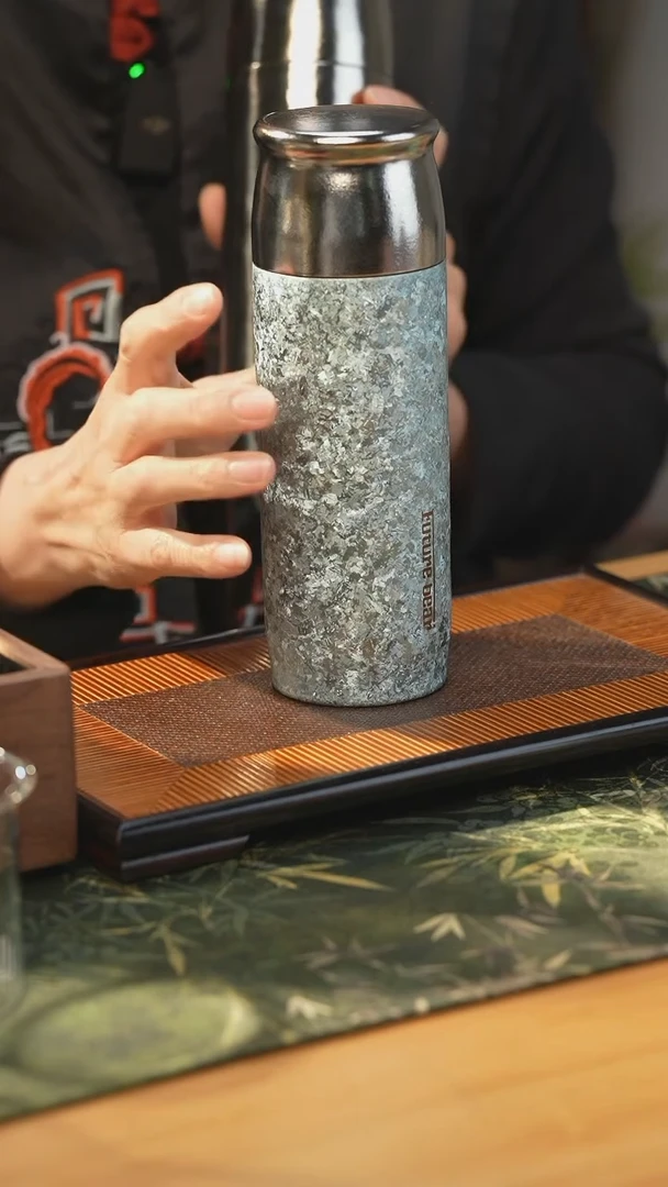 未来熊冰蓝色纯钛保温杯