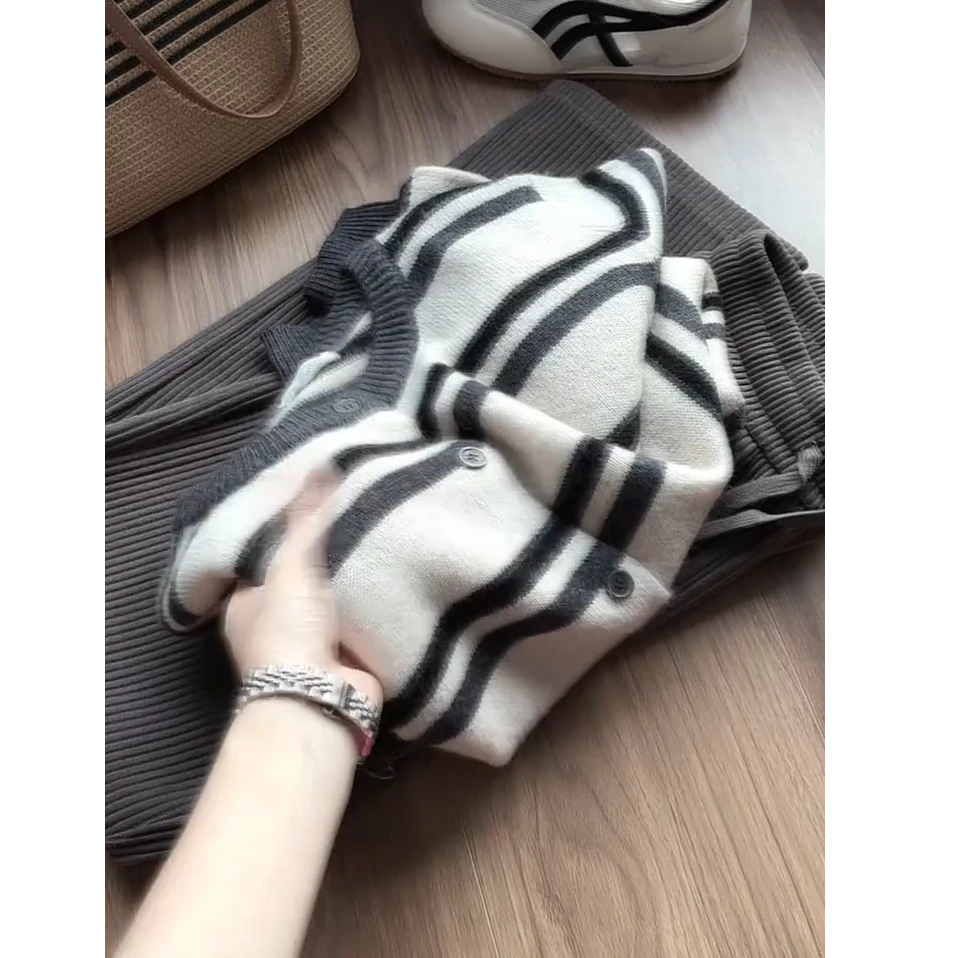 条纹韩系圆领慵懒风设计感针织开衫女2025秋冬新款宽松显瘦上衣