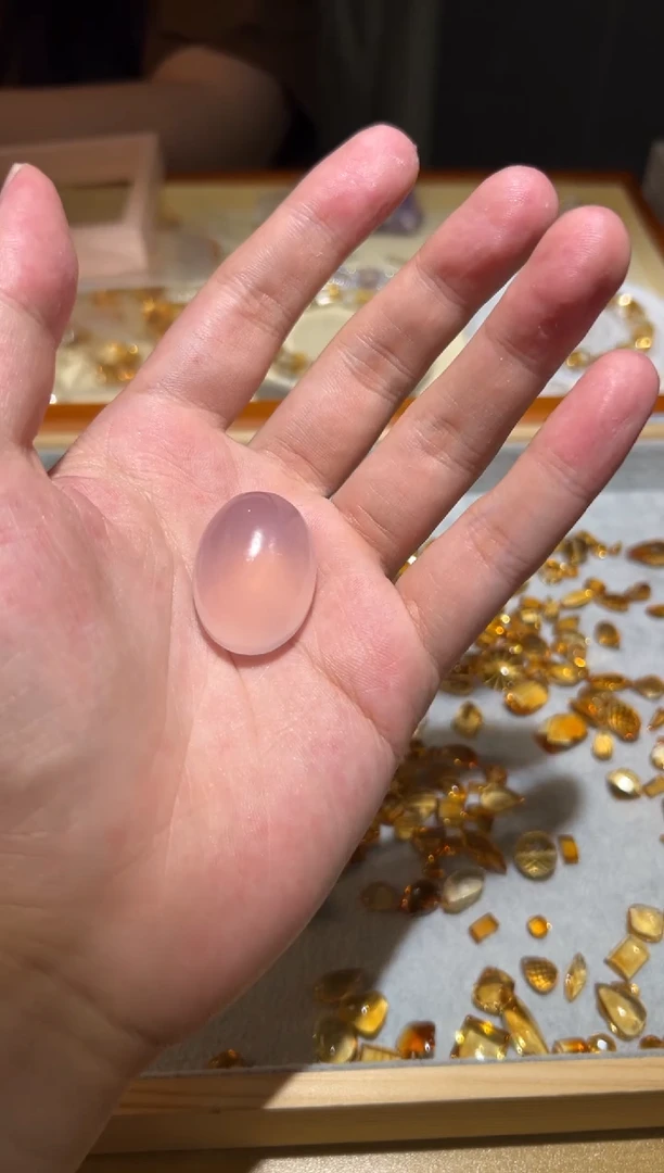 未镶嵌颈饰芙蓉石天然粉水晶蛋面全净体