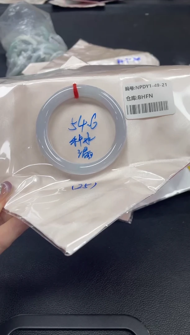 翡翠手镯未镶嵌翡翠手镯