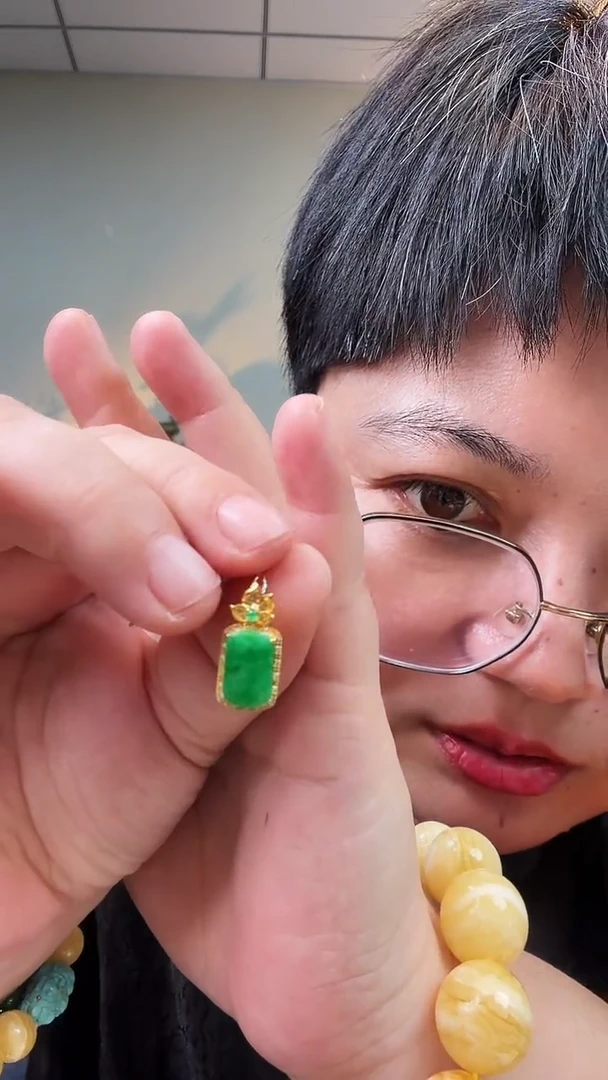 颈饰18K金镶嵌翡翠吊坠