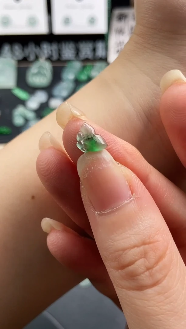 翡翠未镶嵌颈饰蝴蝶仙子