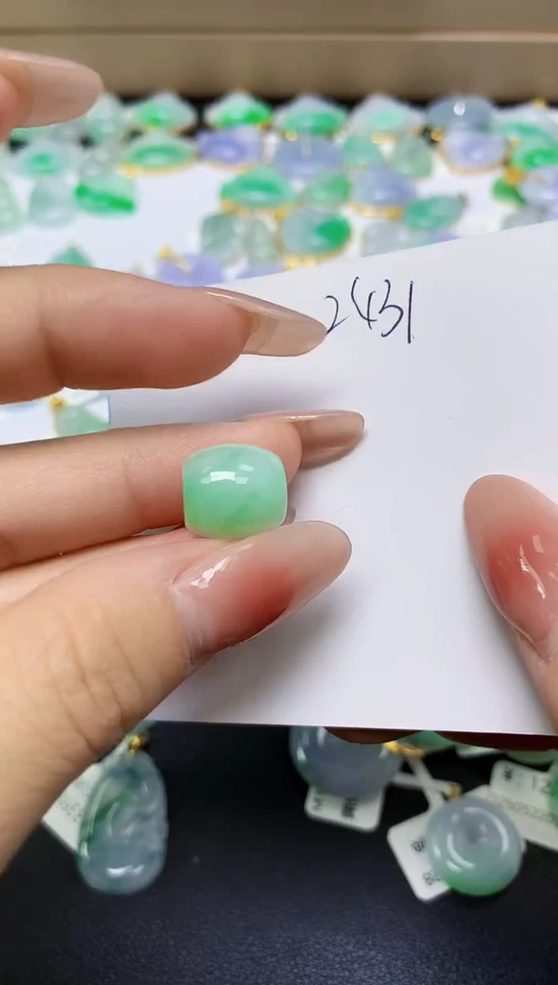 翡翠未镶嵌颈饰 天然缅甸翡翠A货