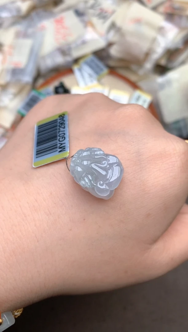 翡翠挂件未镶嵌 —