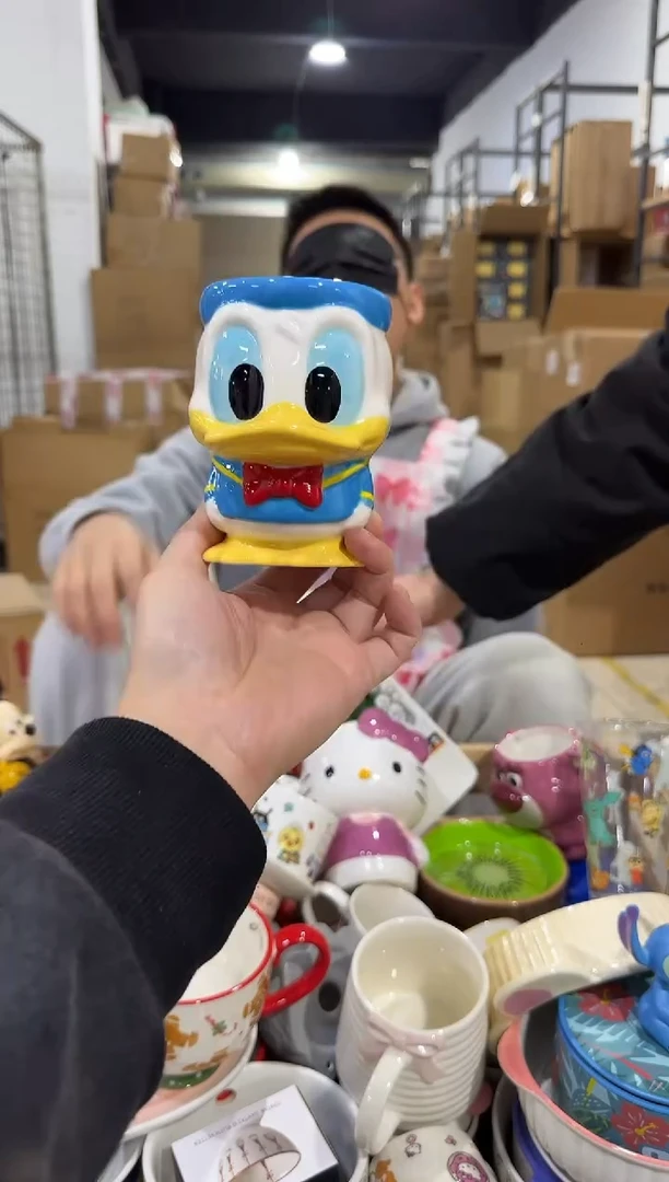 瓷片Q版唐老鸭全身杯