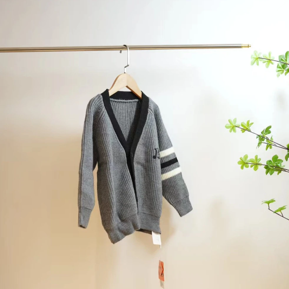 1-599-灰色字母刺绣拼色袖儿童针织开衫