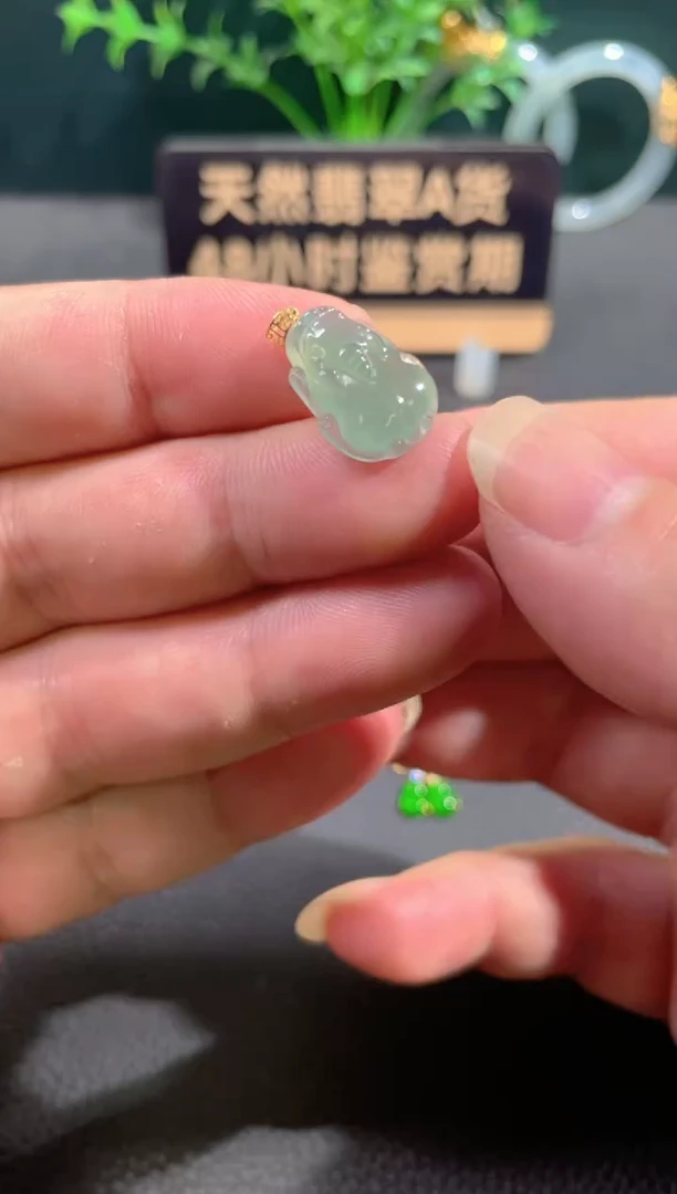 翡翠18K金镶嵌颈饰翡翠