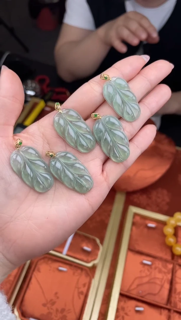 【闪购商品】翡翠颈饰18K金镶嵌叶子吊坠(多样性发货）18733