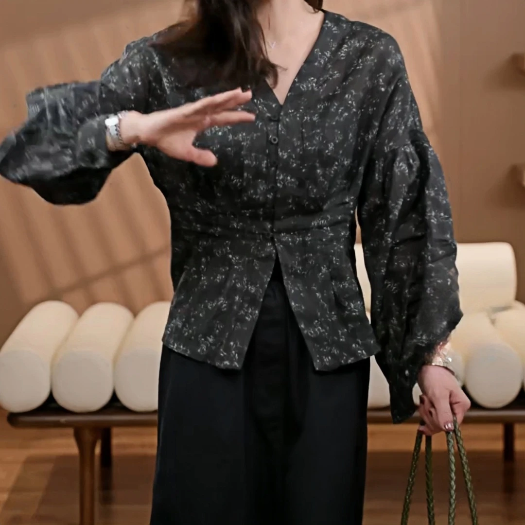 2025"温莎小姐"夏季褶皱V领小众碎花上衣衬衫百搭韩版时尚长袖
