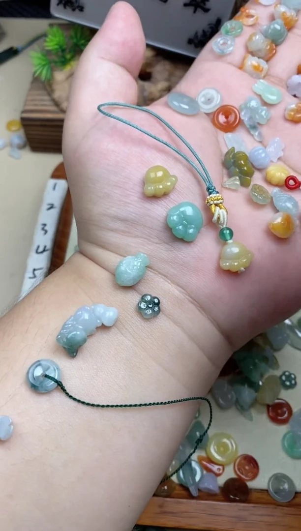 颈饰未镶嵌翡翠花*荟翡翠