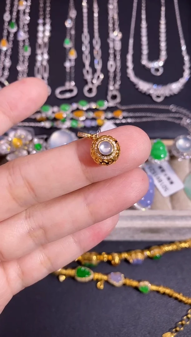 颈饰18K金镶嵌翡翠吊坠