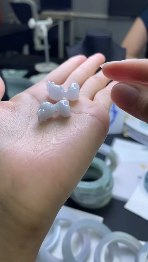 翡翠未镶嵌颈饰燕*小鹿多样性发一件