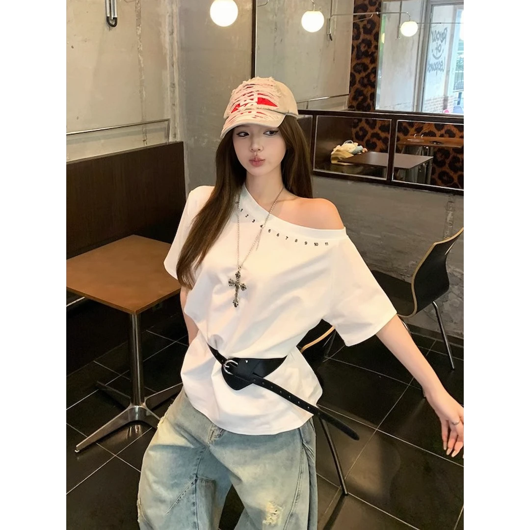 白色显瘦斜肩上衣宽松短袖t恤女韩版时尚百搭休闲设计感小众印花
