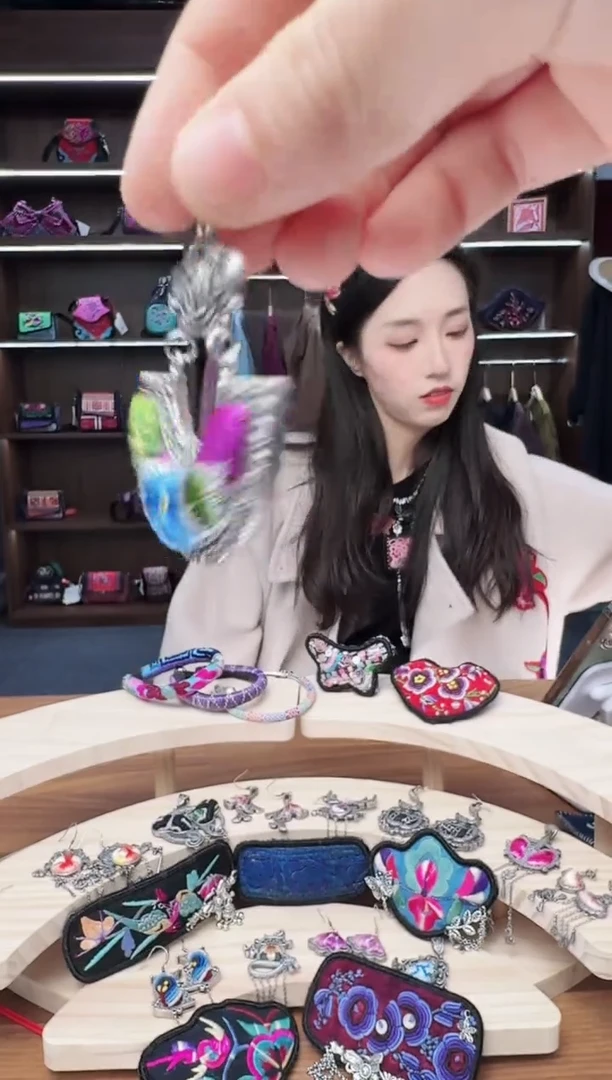 织绣50蒙阿苏苗绣传承店