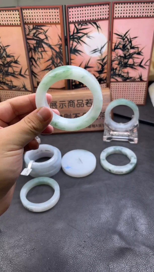 未镶嵌手镯定制翡翠尹*丹手镯定制