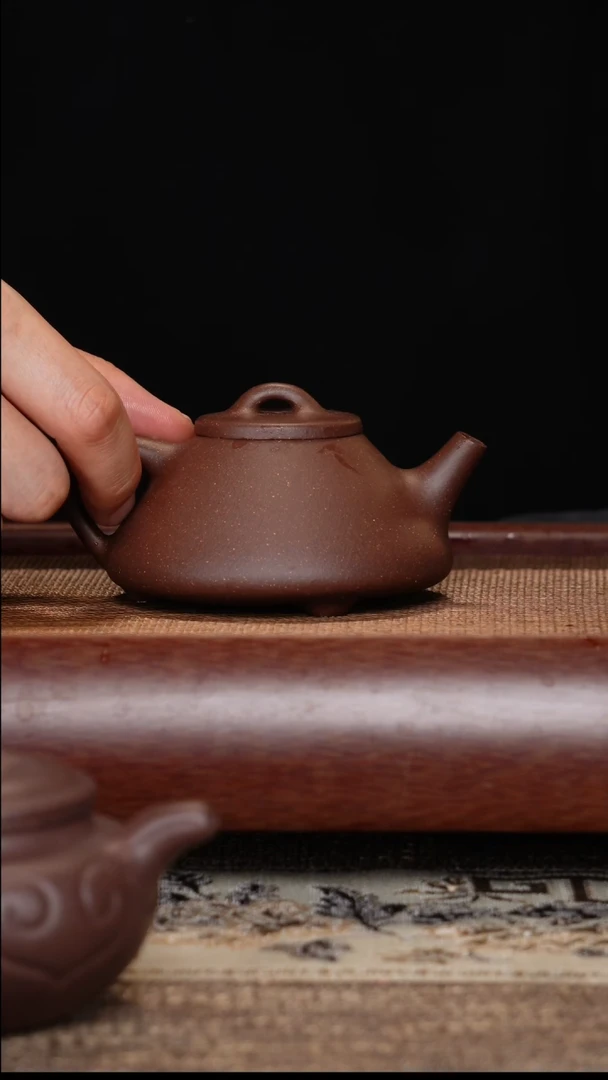 茶壶紫砂子冶紫玉金砂半手工