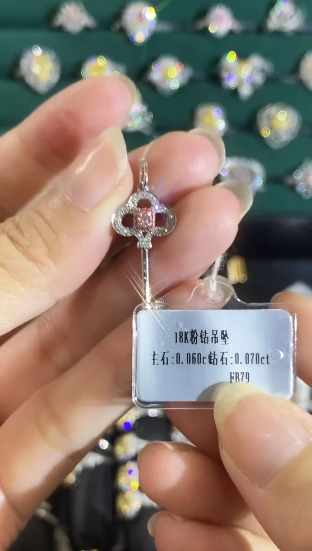 18K金镶嵌吊坠钻石555