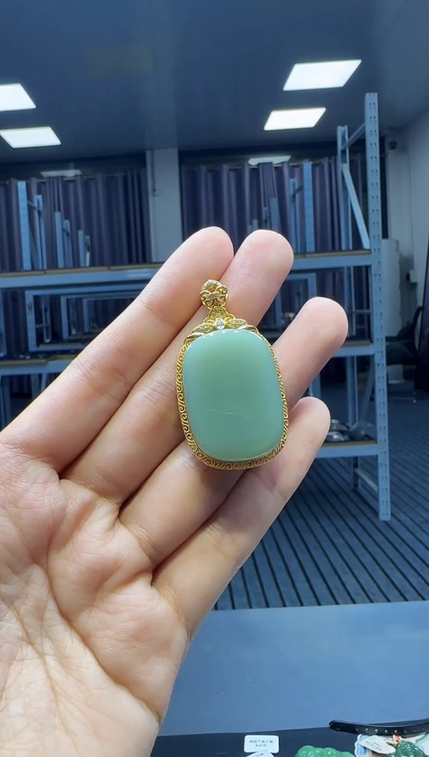 18K金镶嵌和田玉挂件1