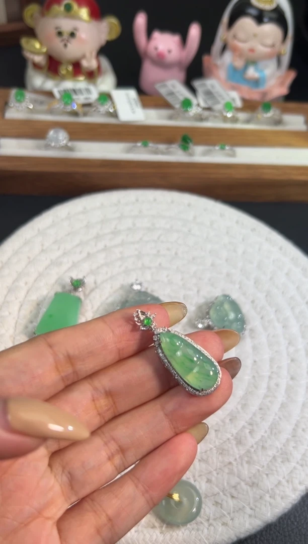 颈饰18K金镶嵌翡翠源头直播间