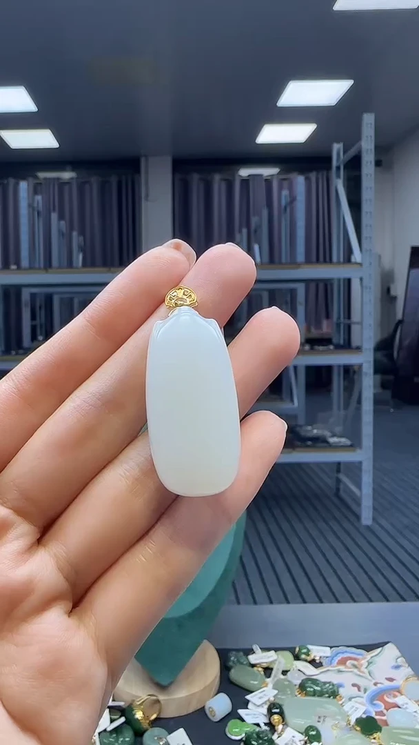 18K金镶嵌和田玉挂件1