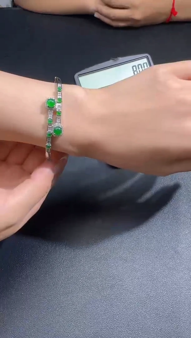 定制翡翠未镶嵌翡翠有轻微色差属于正常现象，手镯多样性发货1