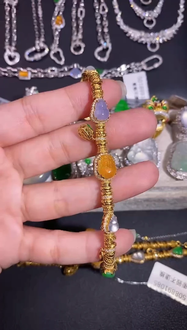 颈饰18K金镶嵌翡翠吊坠