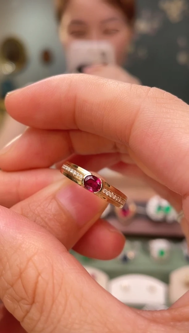 红宝石戒指18K金镶嵌主石：0.40ct
