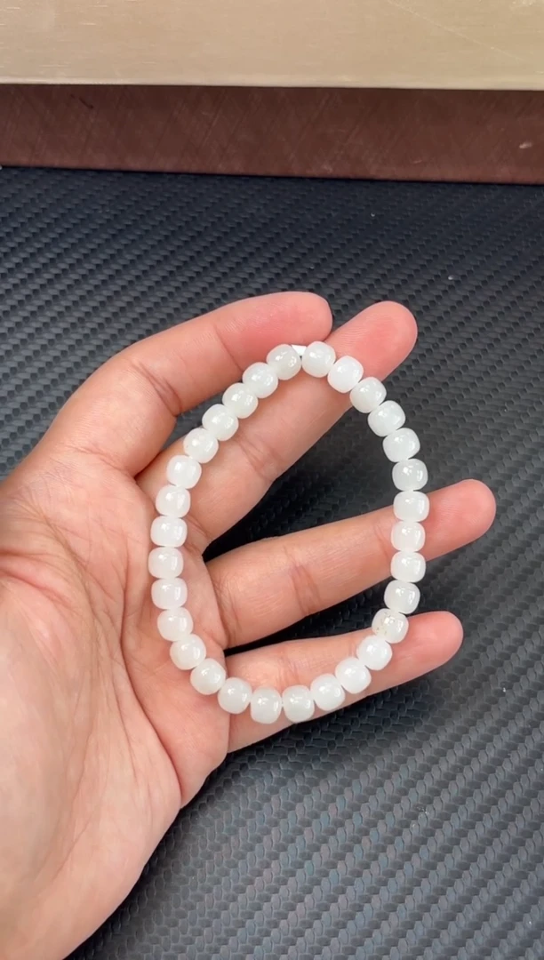 未镶嵌手串和田玉黑山微色差卡6*7