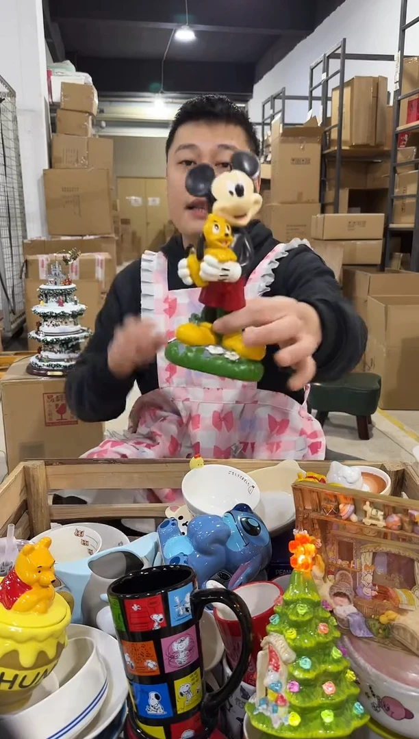 瓷片米奇抱布鲁托摆件