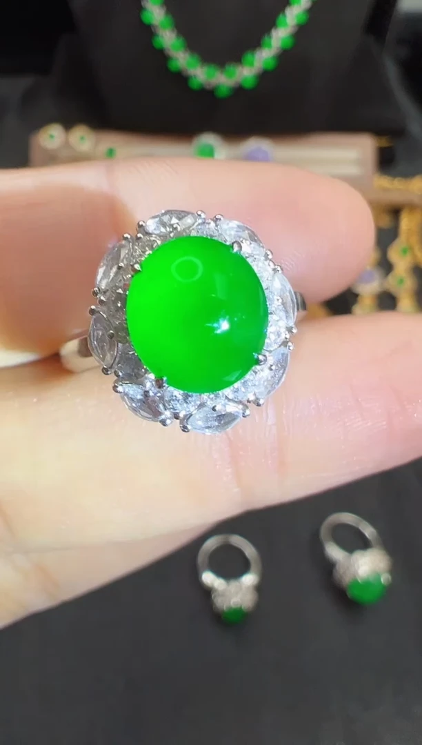 18K金镶嵌戒指翡翠高冰正阳绿蛋面戒指