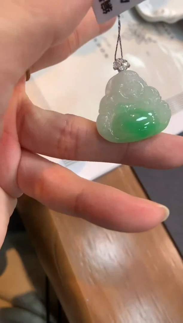 翡翠18K金镶嵌颈饰佛公