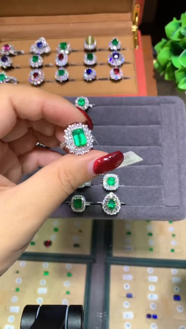 18K金镶嵌戒指祖母绿2.0ct