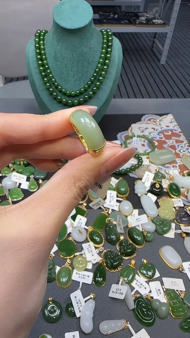 18K金镶嵌戒指和田玉1