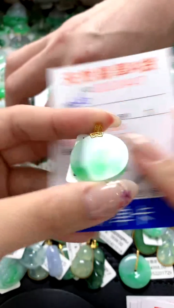 翡翠18K金镶嵌颈饰1111111111111111