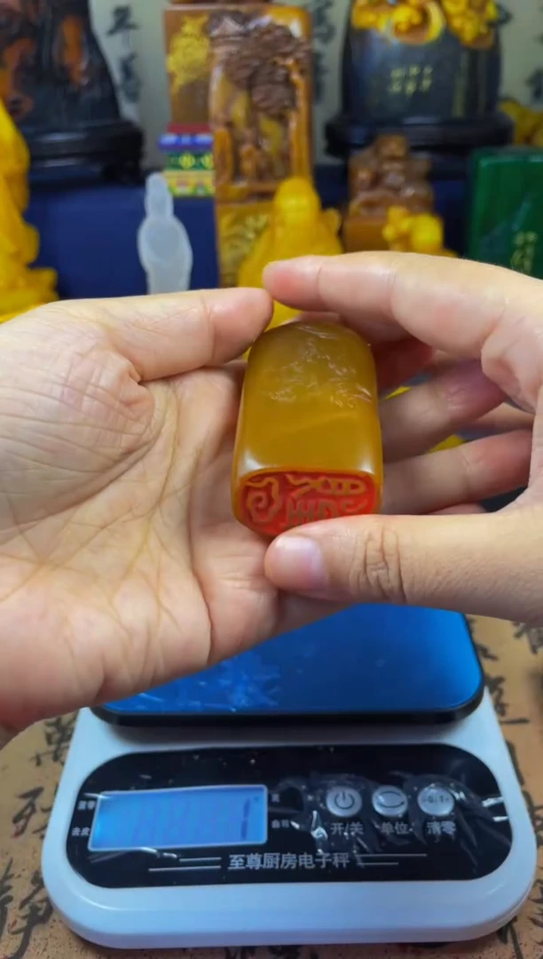 寿山石印石田黄灯光冻 薄意雕小随形