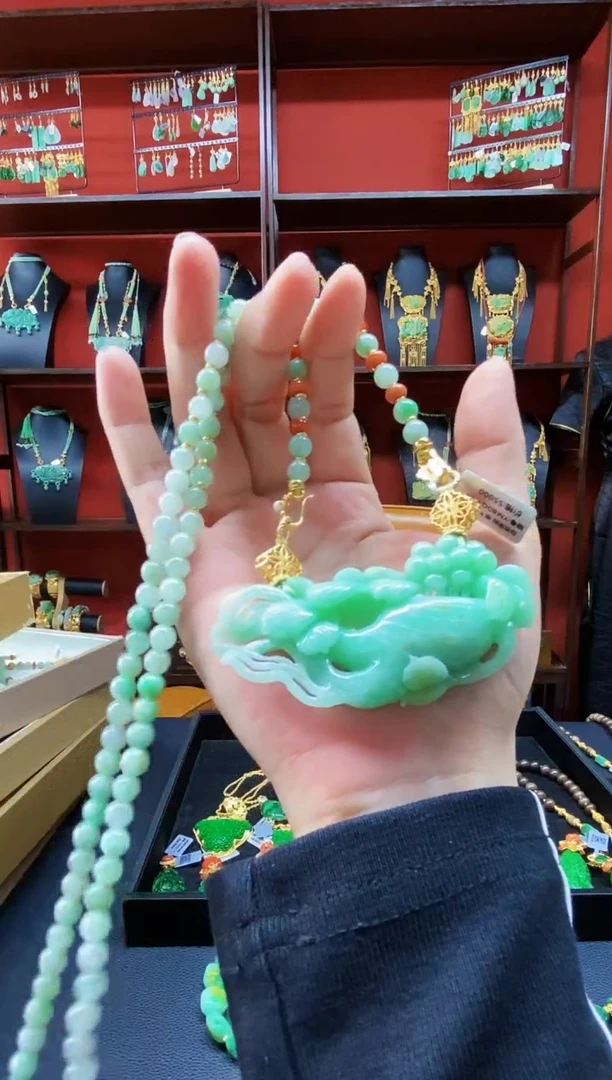 颈饰未镶嵌翡翠吊坠