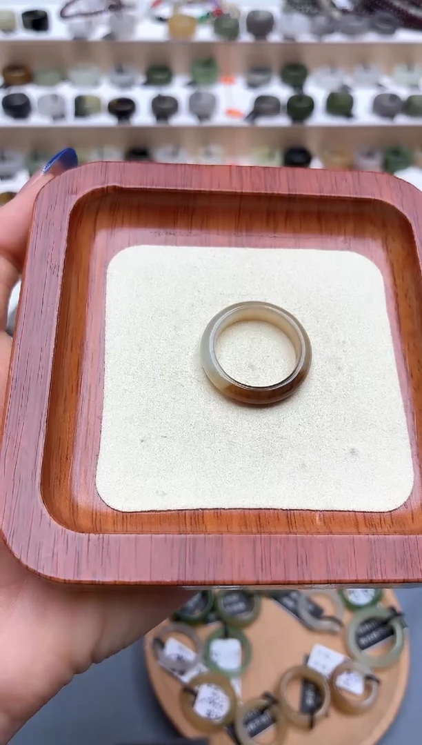 未镶嵌戒圈和田玉啵***?19号