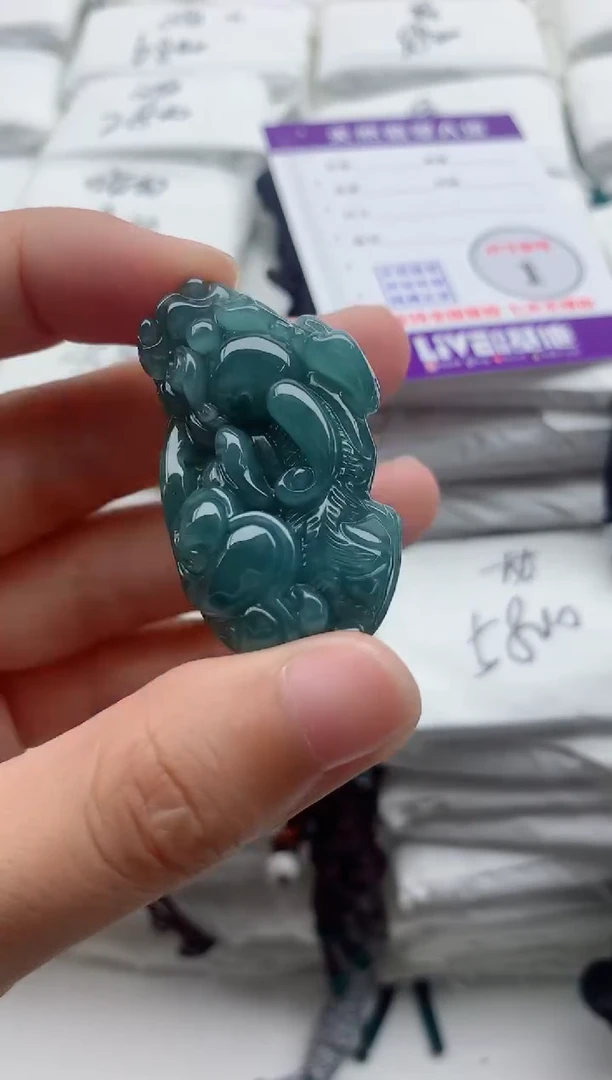 翡翠未镶嵌颈饰··········