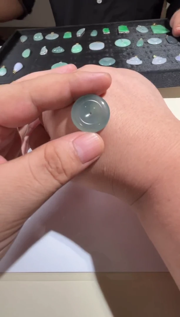 翡翠未镶嵌颈饰多人