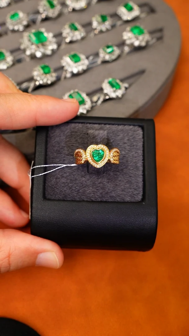 【闪购商品】祖母绿戒指18K金镶嵌0.3克拉