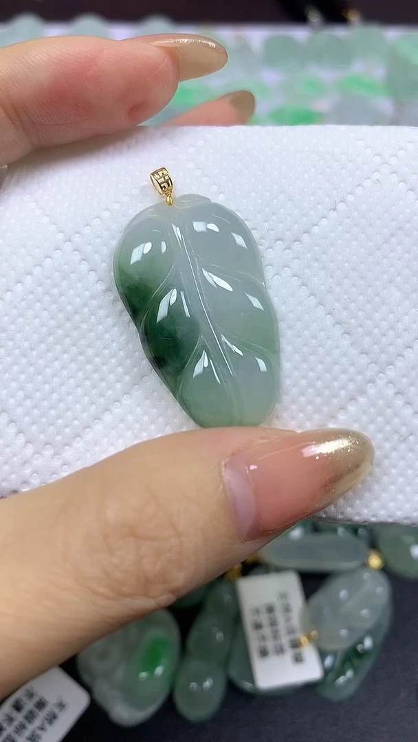 颈饰18K金镶嵌翡翠A货