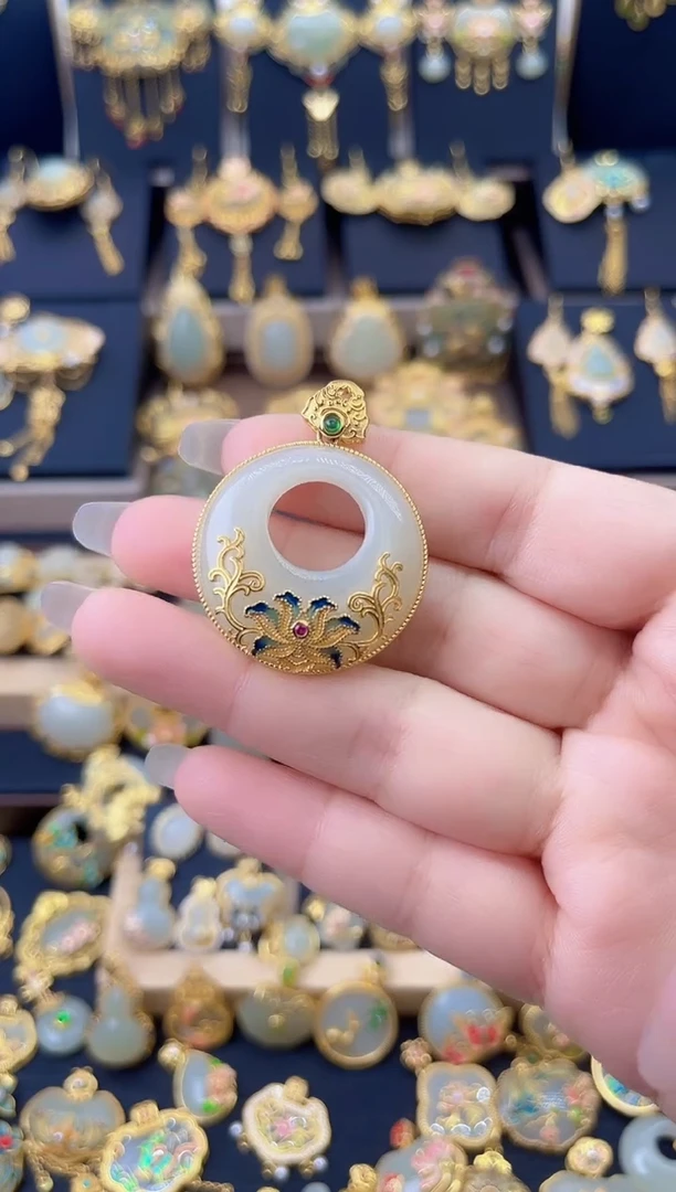 颈饰银S925镀金镶嵌和田玉向阳花如意锁吊坠