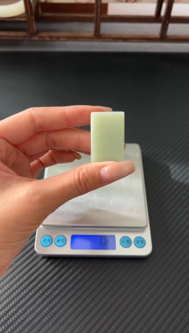 吊坠(赠链)未镶嵌和田玉且末微色差迪克兰二细吊坠K