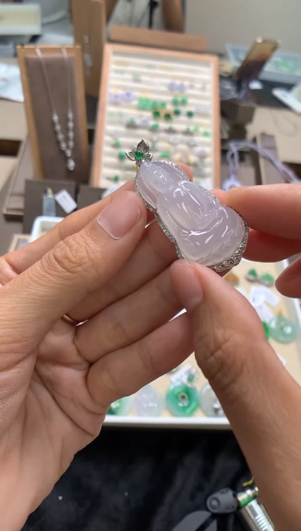 颈饰18K金镶嵌翡翠观音