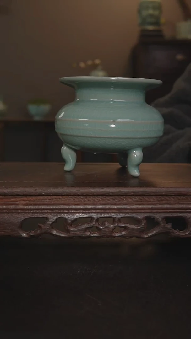 摆件瓷仿古手工三足立式炉