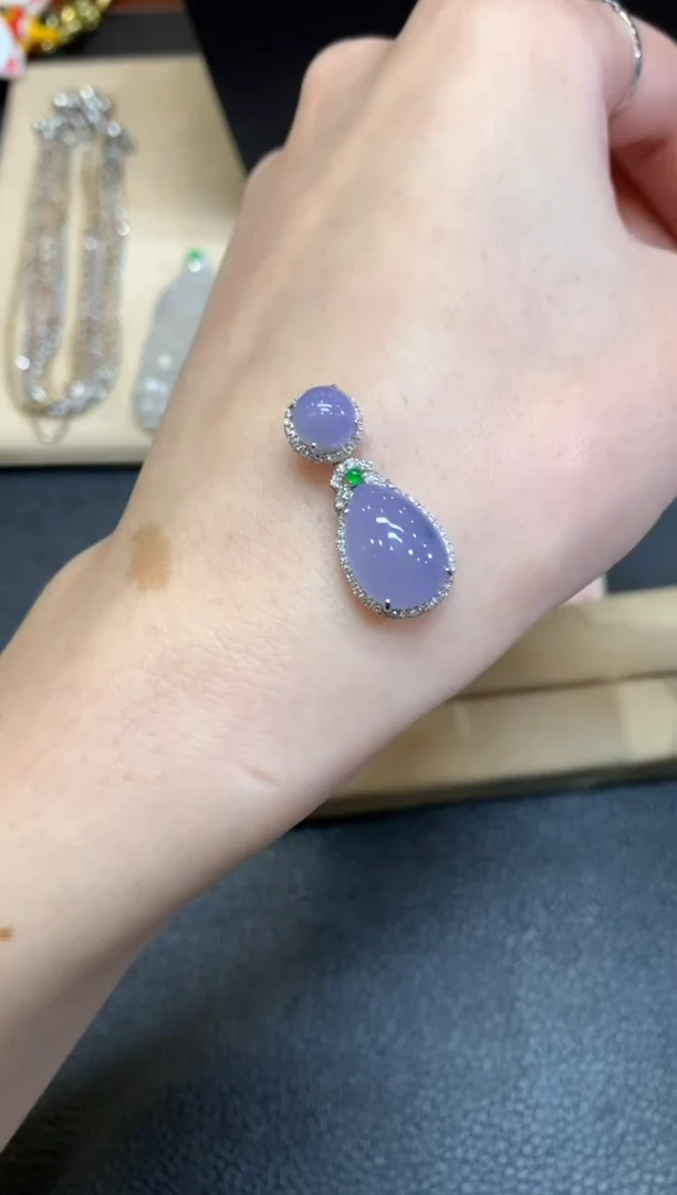 【闪购商品】翡翠颈饰18K金镶嵌水滴【无服务费】