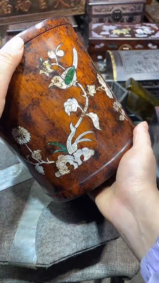 木木雕款笔筒一个